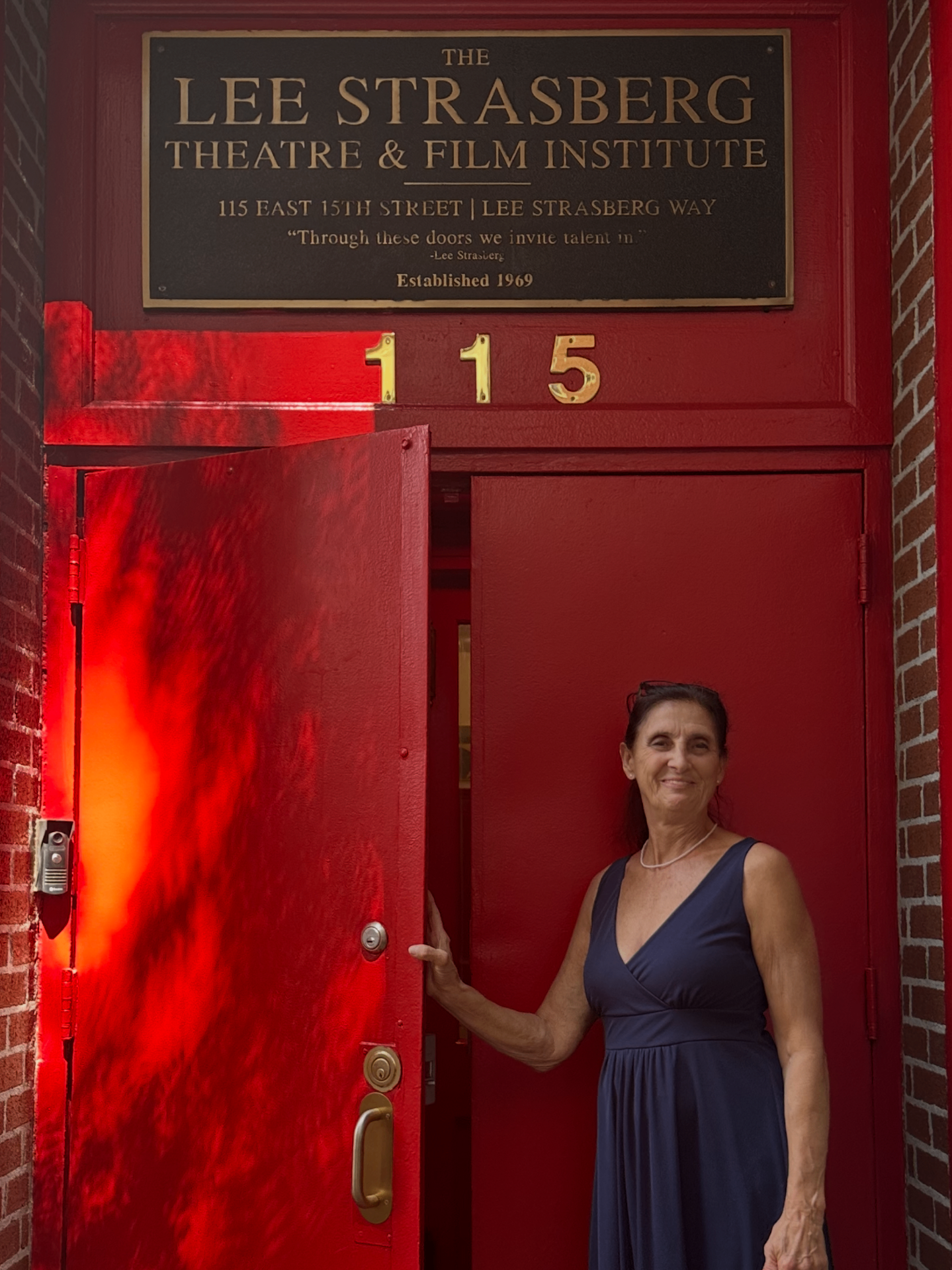 Roswitha Sion vor dem Lee Strasberg Theatre & Film Institute in New York