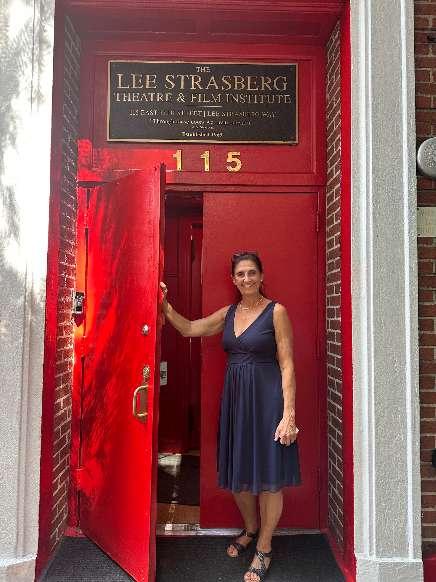 Roswitha Sion vor dem Lee Strasberg Theatre & Film Institute in New York